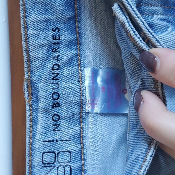 NWT No Boundaries: Super High-rise Girlfriend Jean, light wash - Picture 4 of 5